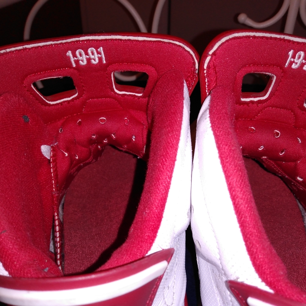 1991 Jordon size 9 men's basketball shoes